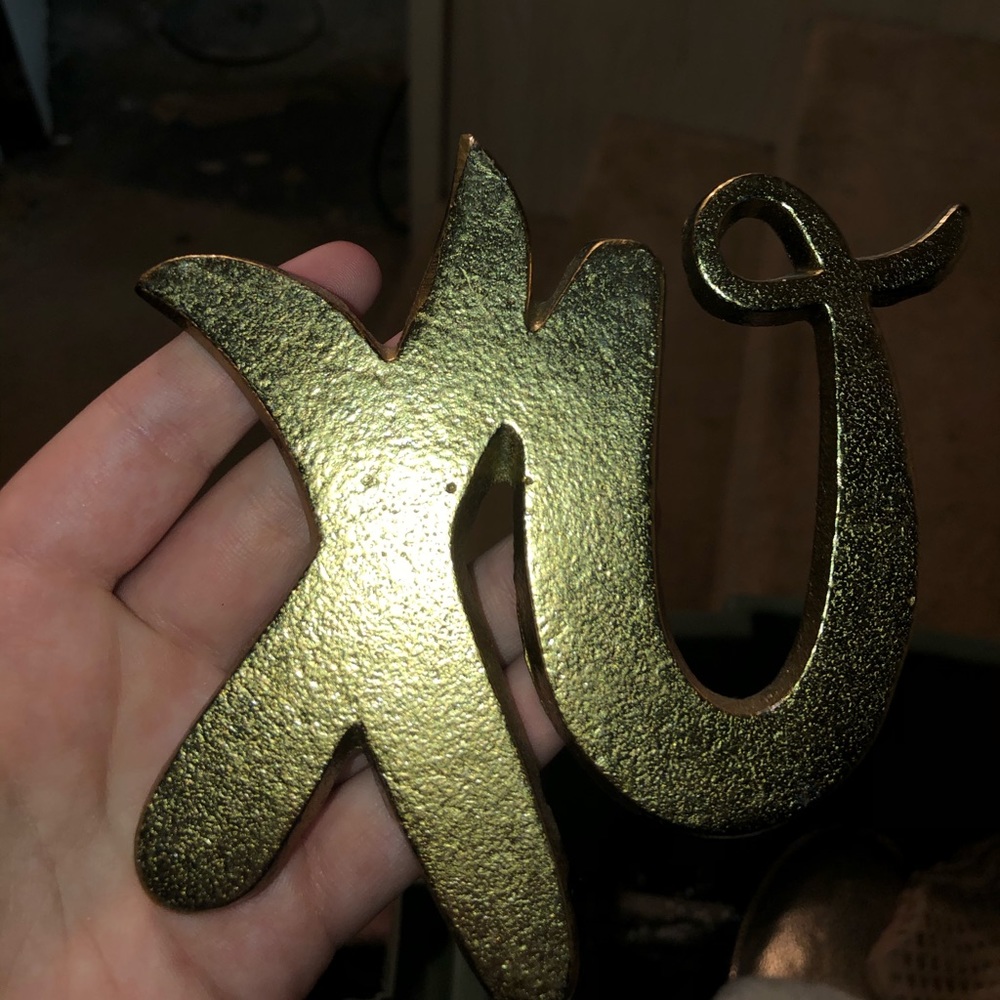 XO gold wall decor